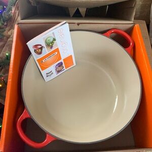 New Le Creuset Chili Red Cast Iron Round Dutch Oven 5.5 quart.